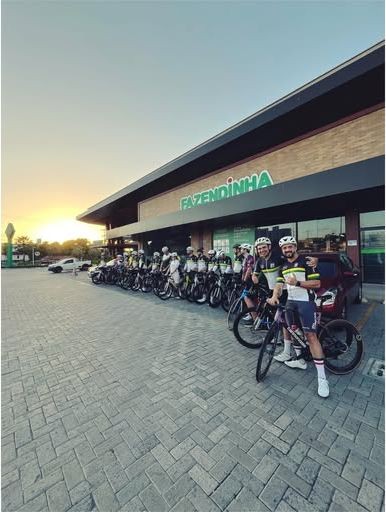 Associados do Magrela reunidos com as bicicletas ao amanhecer
